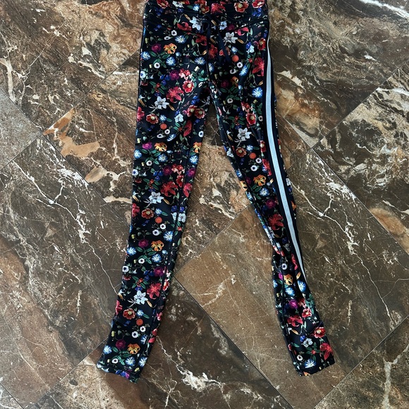 THE UPSIDE FLORAL LEGGINGS - Picture 2 of 3
